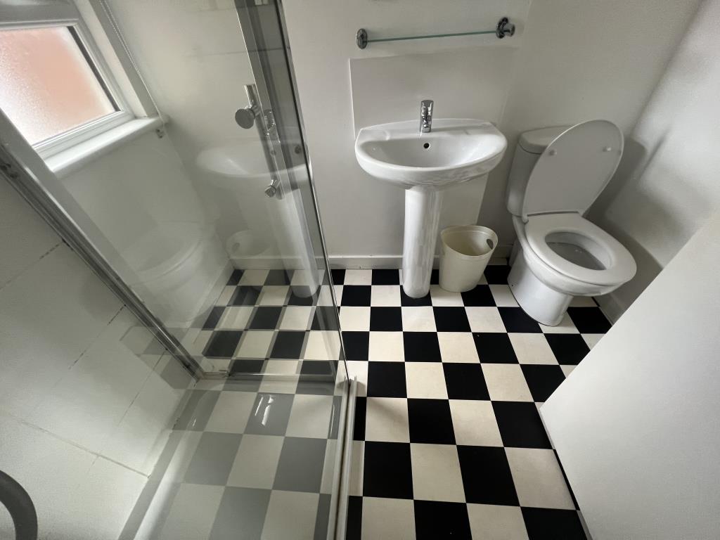 Lot: 128 - VACANT LICENCED HOUSE OF MULTIPLE OCCUPATION WITH PARKING, CLOSE TO EXETER UNIVERSITY - First floor communal shower room